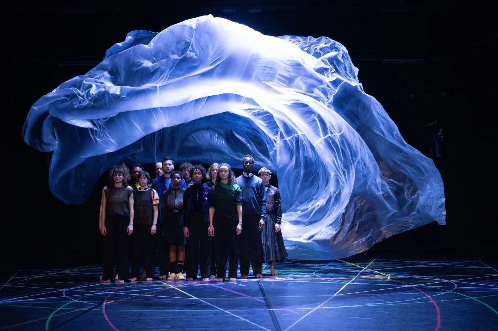 Photo du spectacle EXIT ABOVE, d’après la tempête d'Anne Teresa de Keersmaeker & Rosas