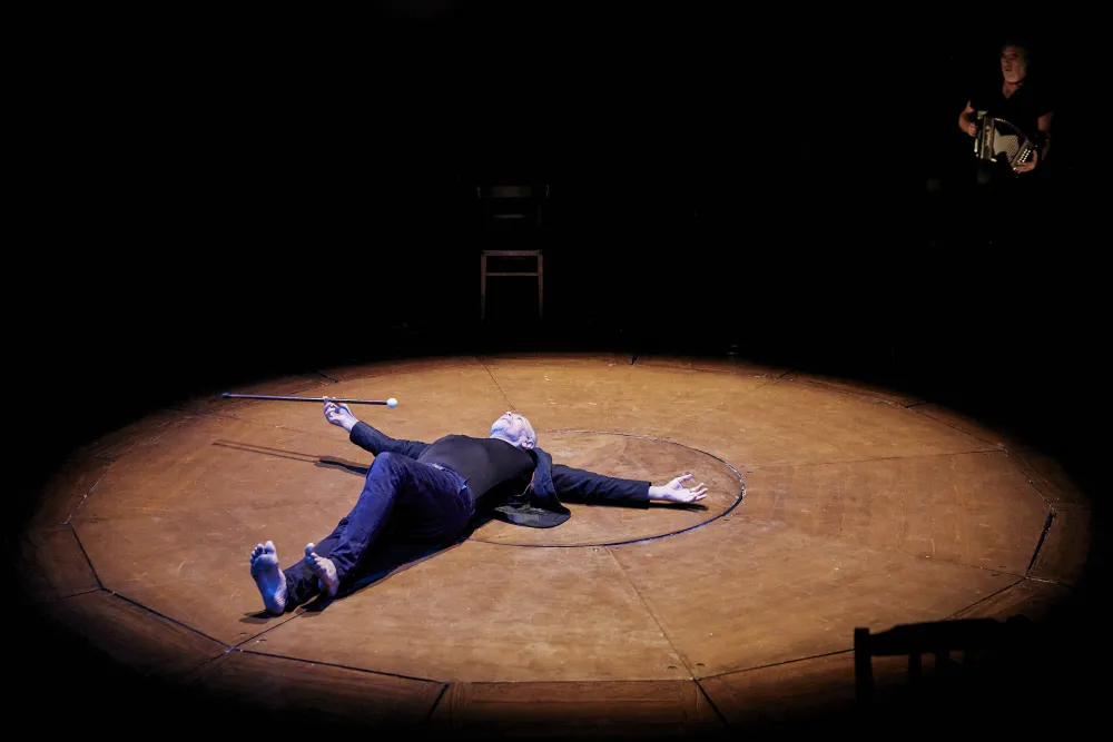 Photo du spectacle Assis de Jérôme Thomas